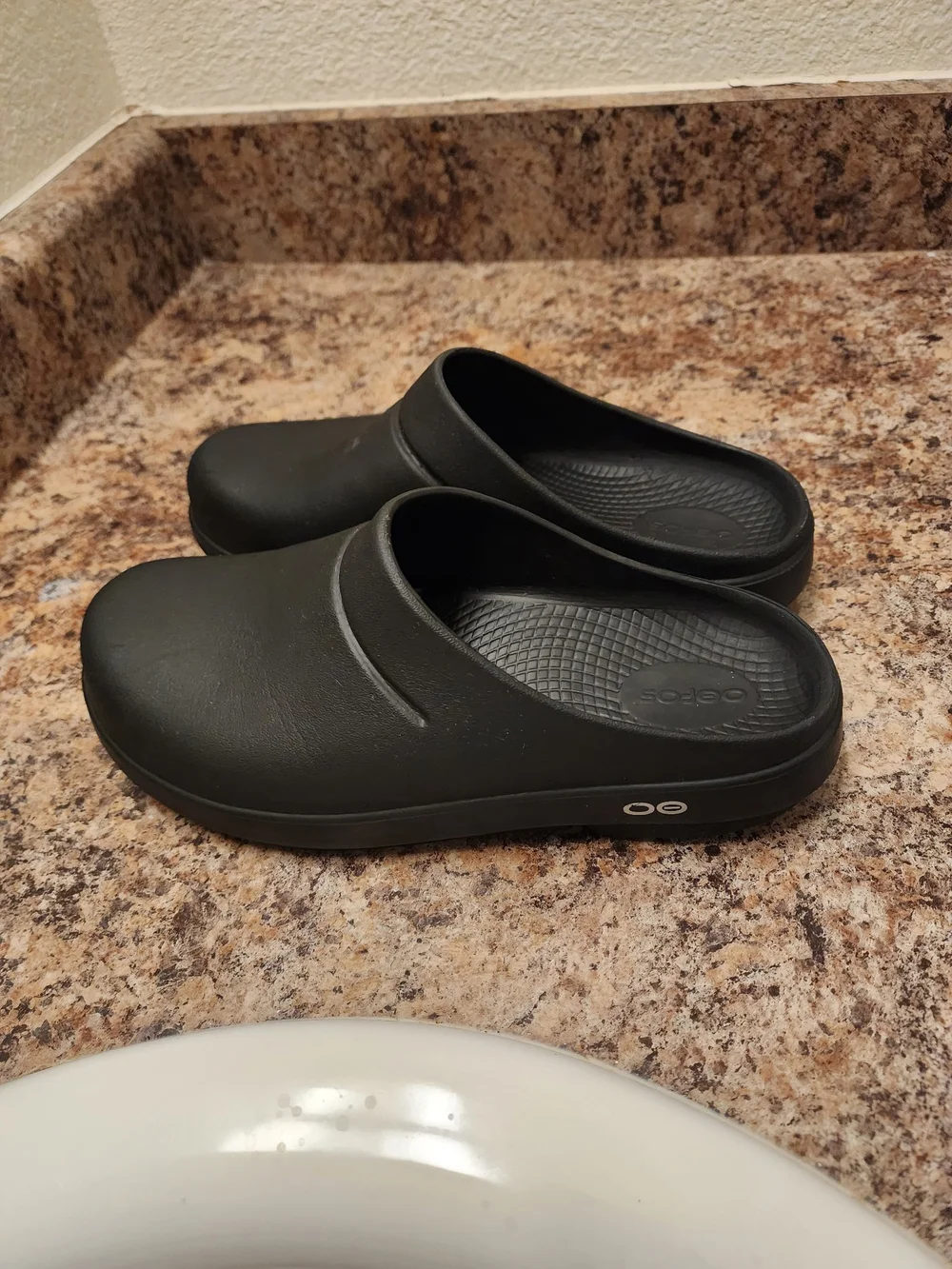 OOFOS OOcloog Black Recovery Clogs Women’s 8 / Men’s 6